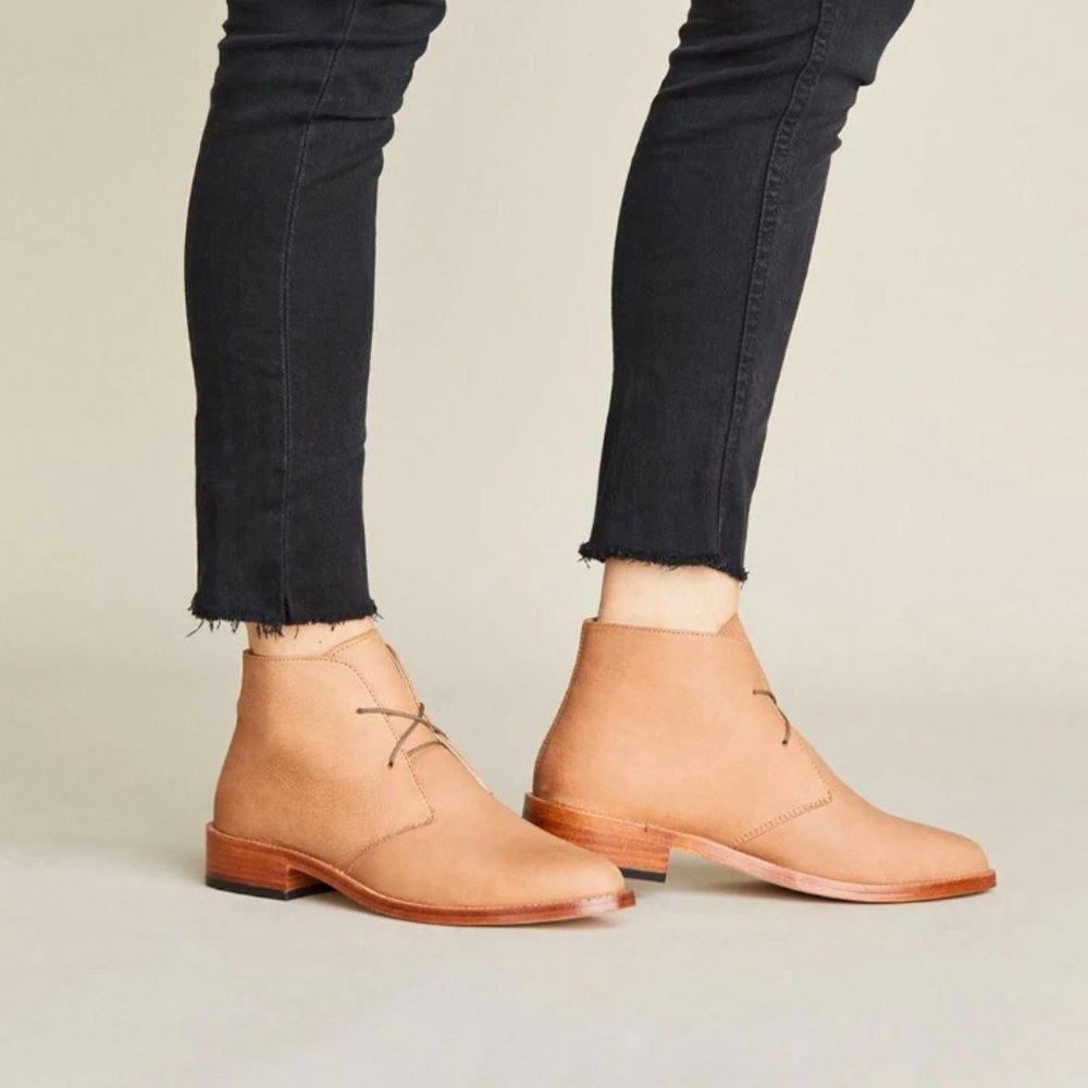 Nisolo Isa in Sand Suede Lace Up Chukka Boots Shoes Size 9 M Leather 8.5